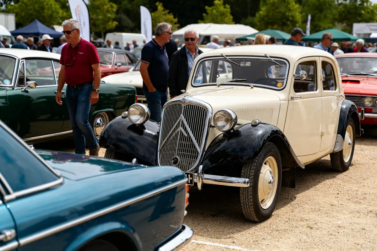 Voitures classiques exposées lors d'un rassemblement automobile organisé par Auto Virus France
