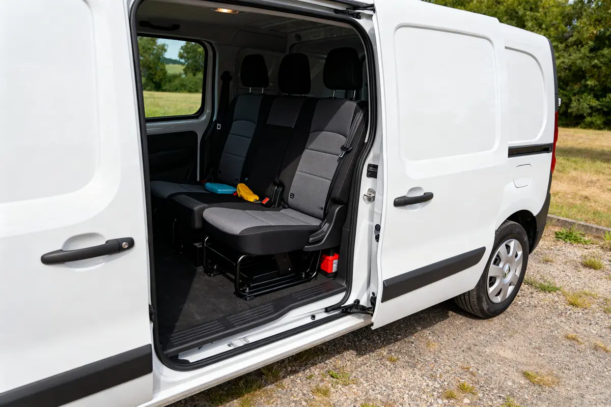 Intérieur spacieux avec sièges de utilitaire Renault Kangoo vu objets pour dimensions aménagement optimal