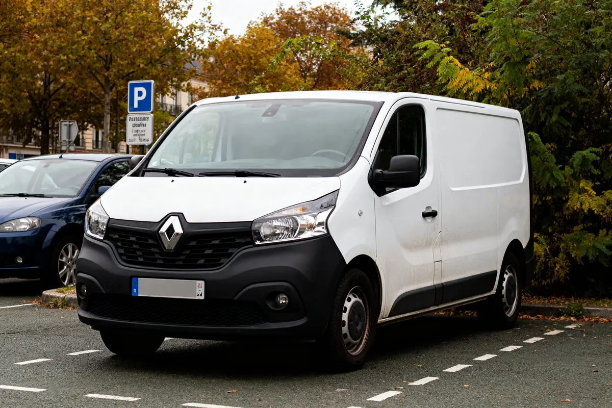 Renault Trafic blanc garé, montrant les dimensions du modèle L1H1 en ville