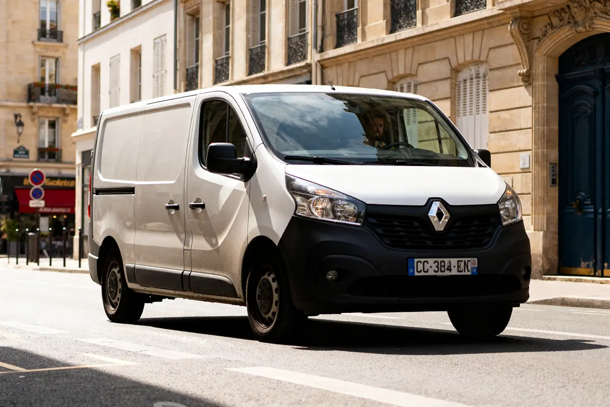 Fourgon Renault Trafic L2H1 blanc en ville, présentant ses dimensions adaptées à l’urbain