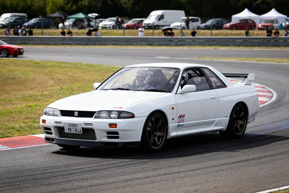 Voiture de sport japonaise en piste au festival automobile du Japon