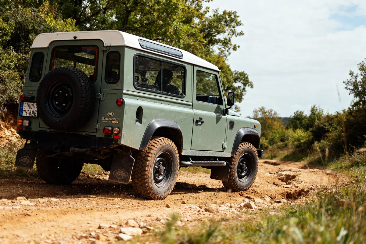 4x4 vert Baroudeur en pleine nature sur un chemin boueux Patrol