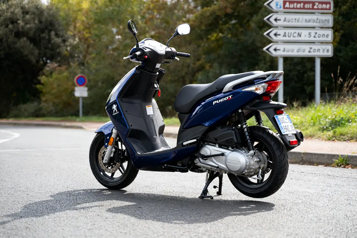 Scooter Peugeot Streetzone 2T bleu garé devant des panneaux routiers à la campagne