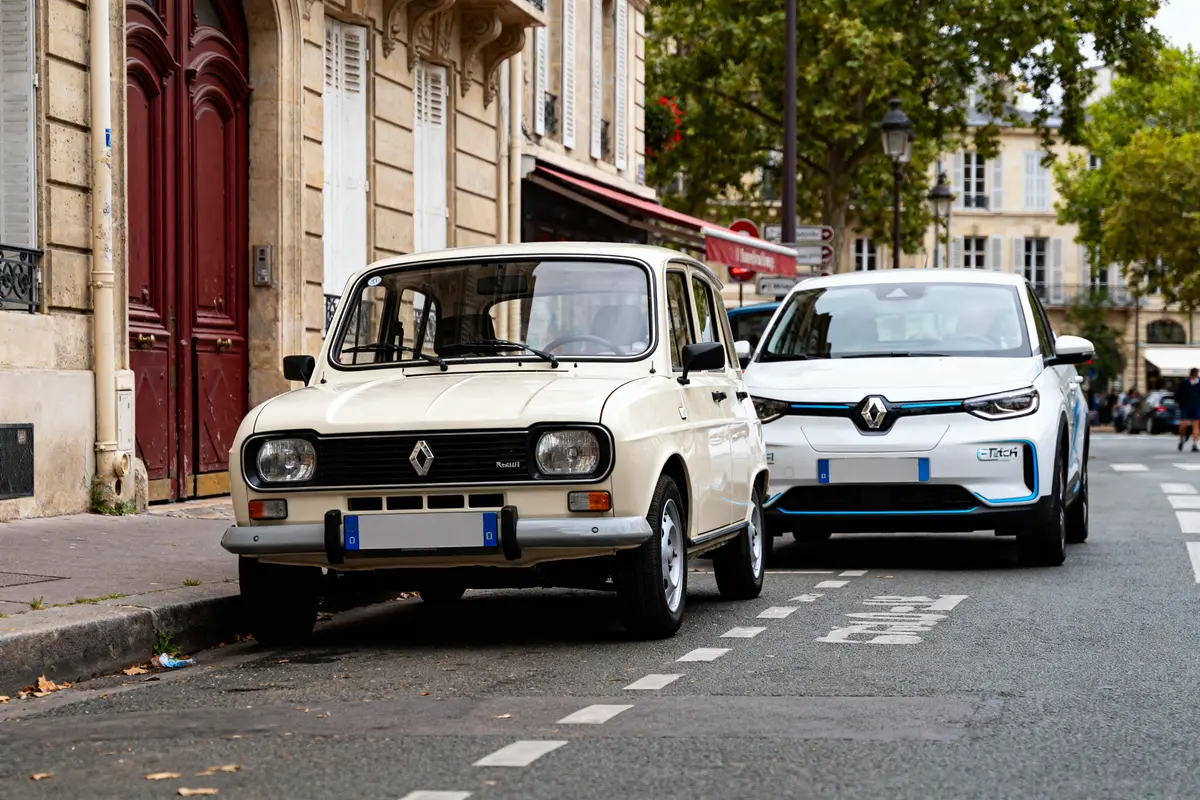 Renault 4 et 5 E-Tech garées en ville devant bâtiments anciens