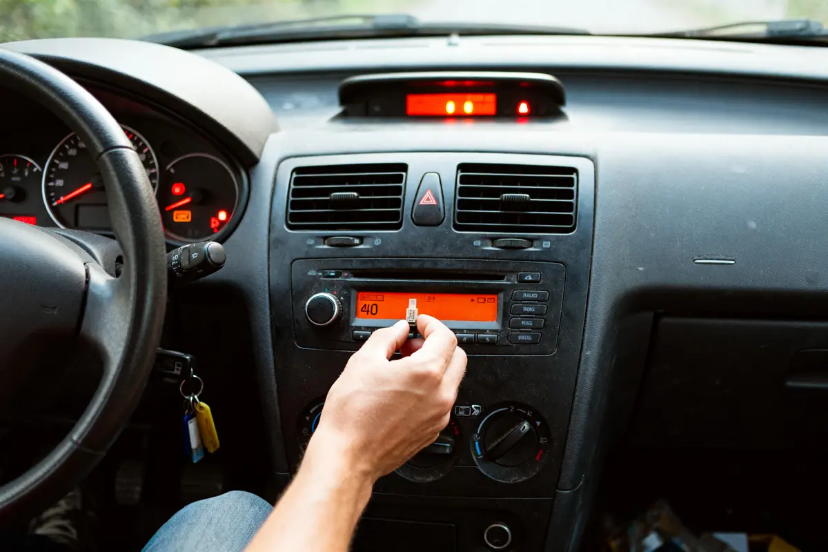 Tableau de bord Scenic 2 avec ventilation défaillante et affichage radio en voiture.