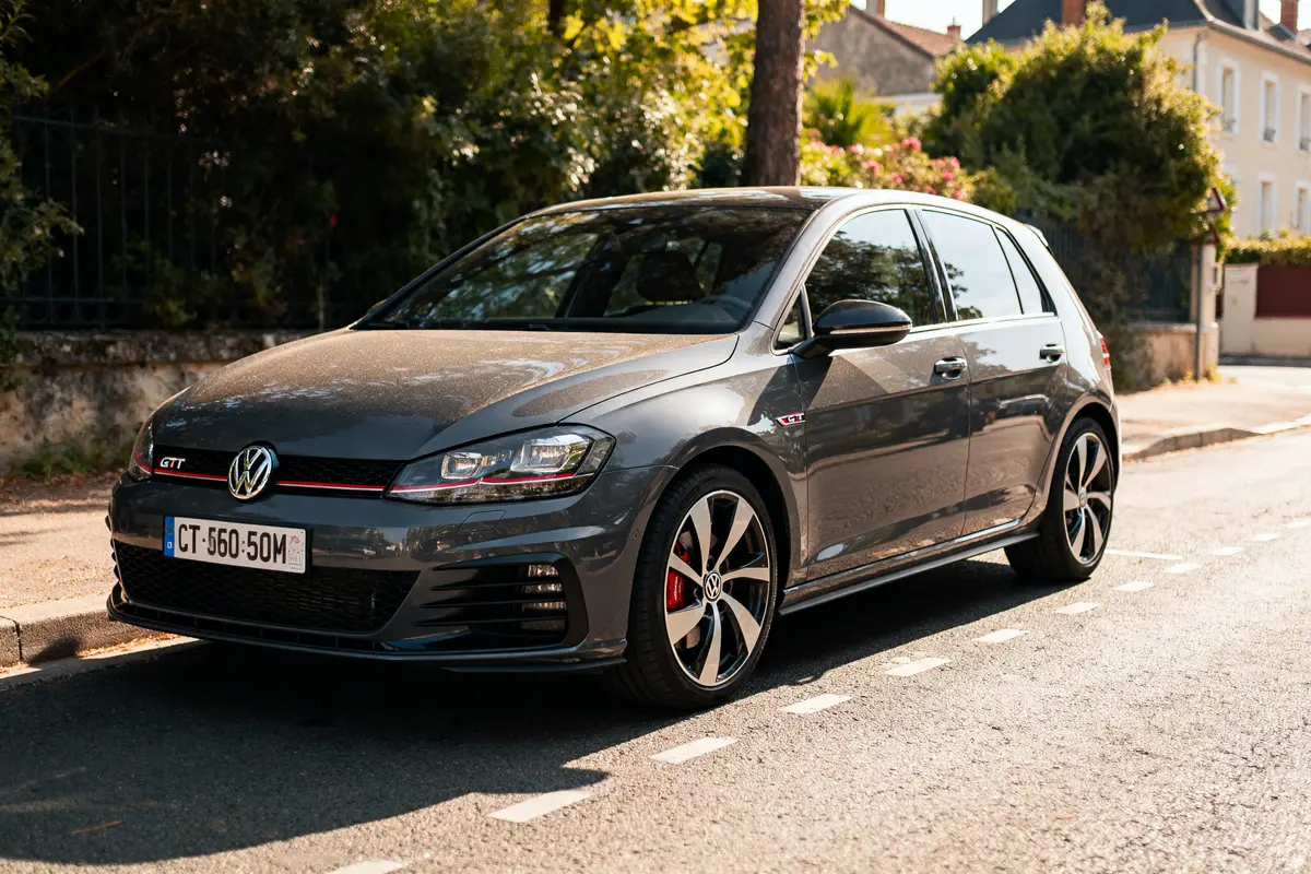 Volkswagen Golf 7 GTI Clubsport S grise stationnée sur route ensoleillée