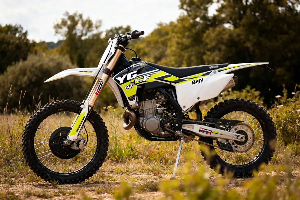 Moto YCF Bigy 150 en plein air avec terrain naturel et arbres en arrière-plan