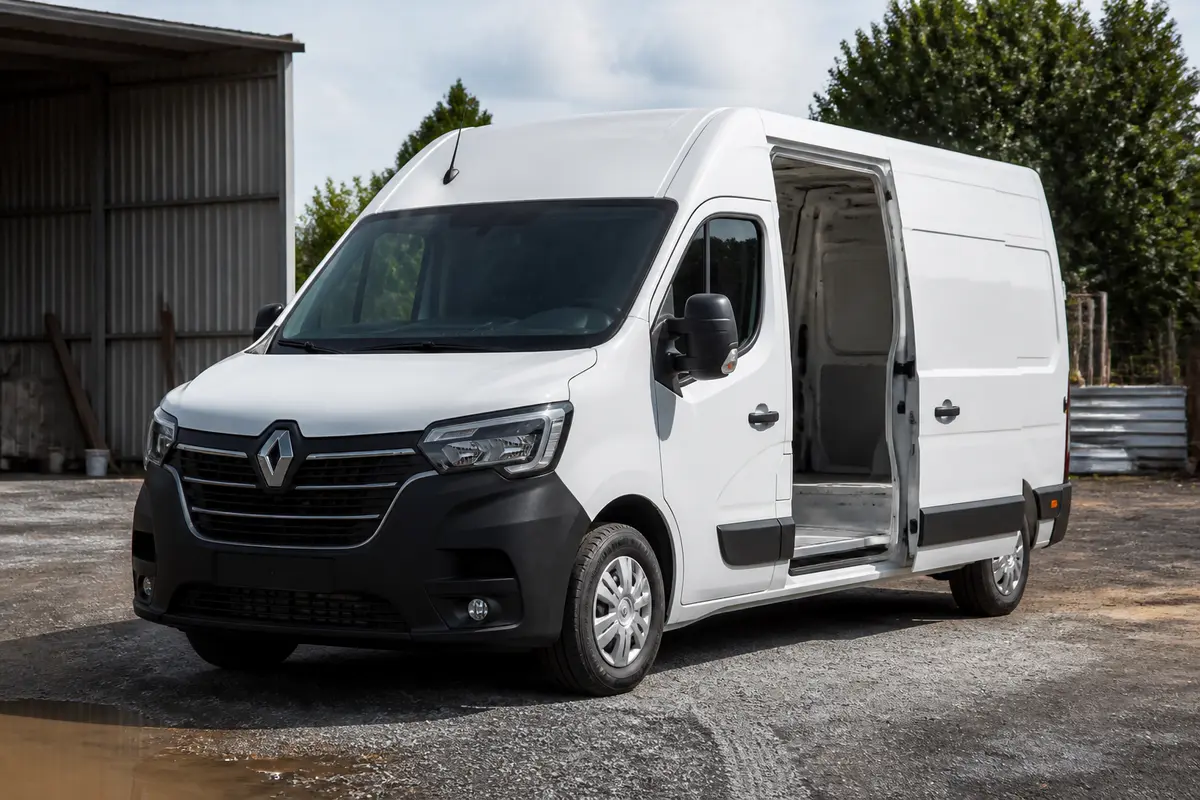 Fourgon blanc Renault Trafic L2H2 avec porte coulissante ouverte dimensions spacieuses pour le transport