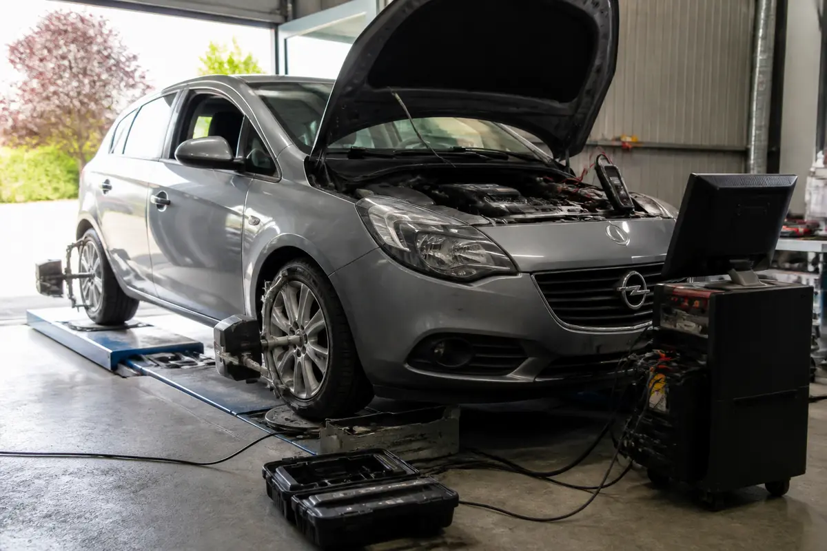Révision technique d'une Opel Corsa avec outils d'analyse pour l'entretien de l'ESC