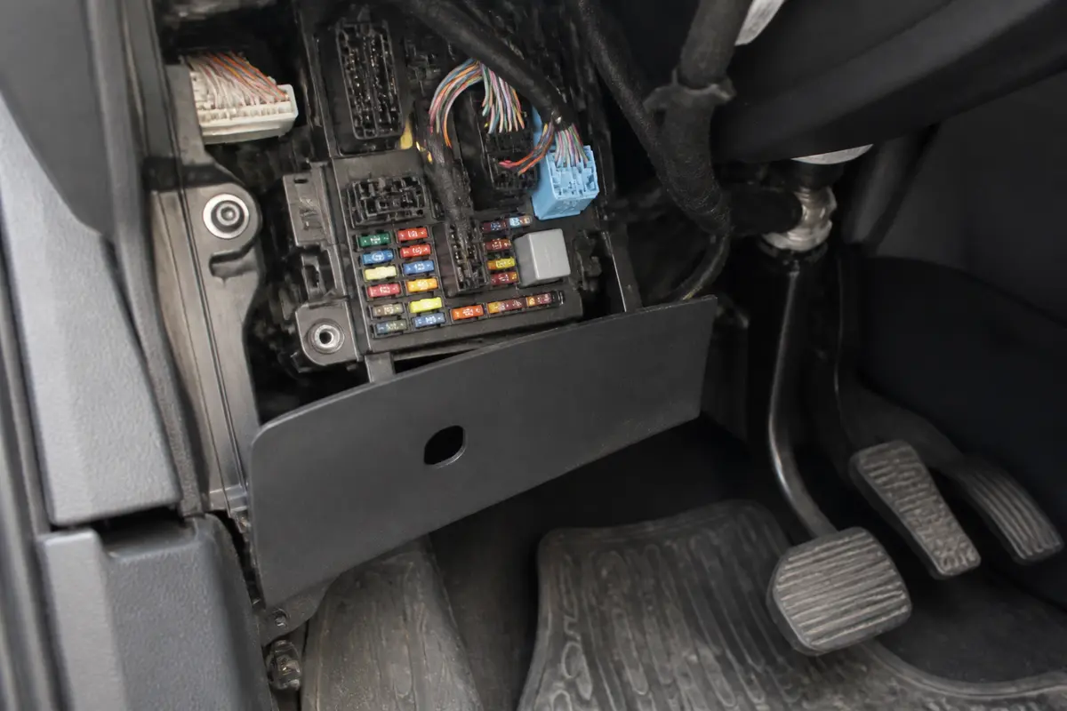 Boîtier à fusibles pour désactiver l'anti-démarrage sur une Peugeot sous le tableau de bord