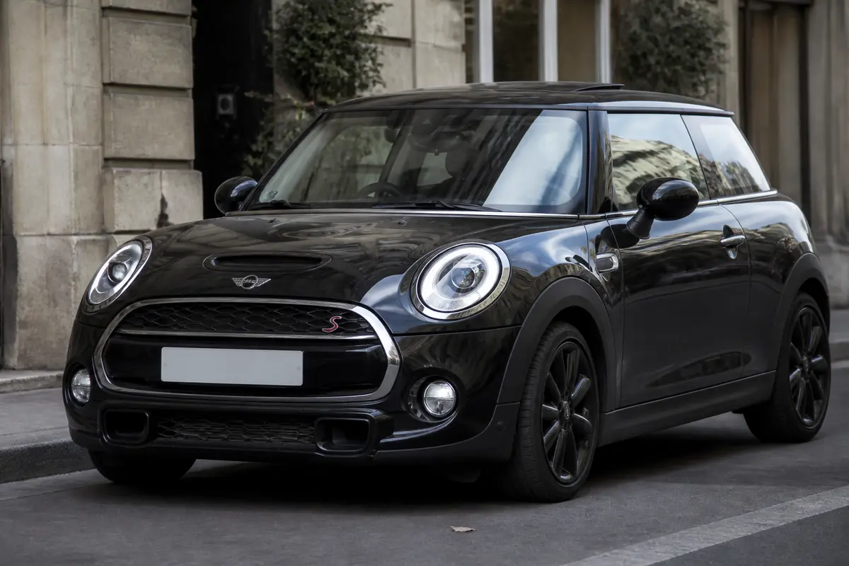 Voiture noire Mini Cooper SD garée en ville, design élégant et moderne