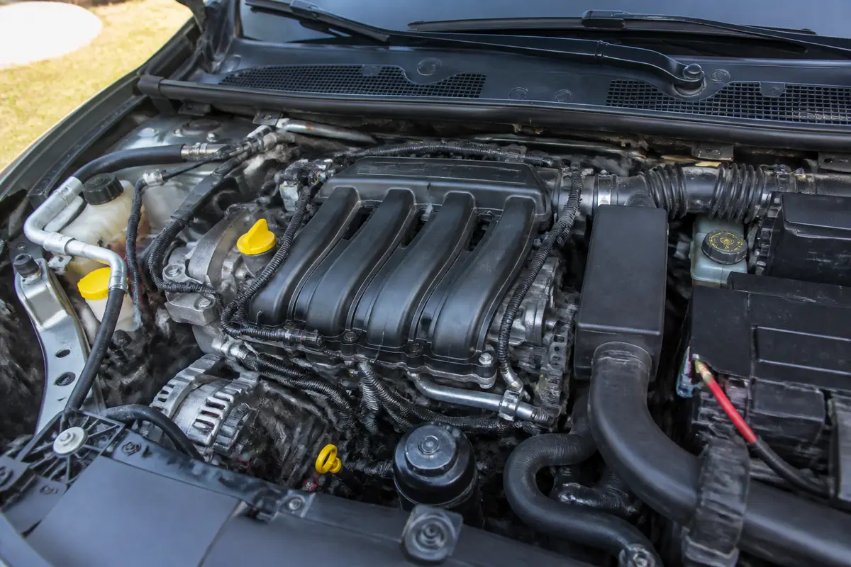 Moteur essence Renault 1.6 16v ouvert montrant sa fiabilité et ses composants détaillés