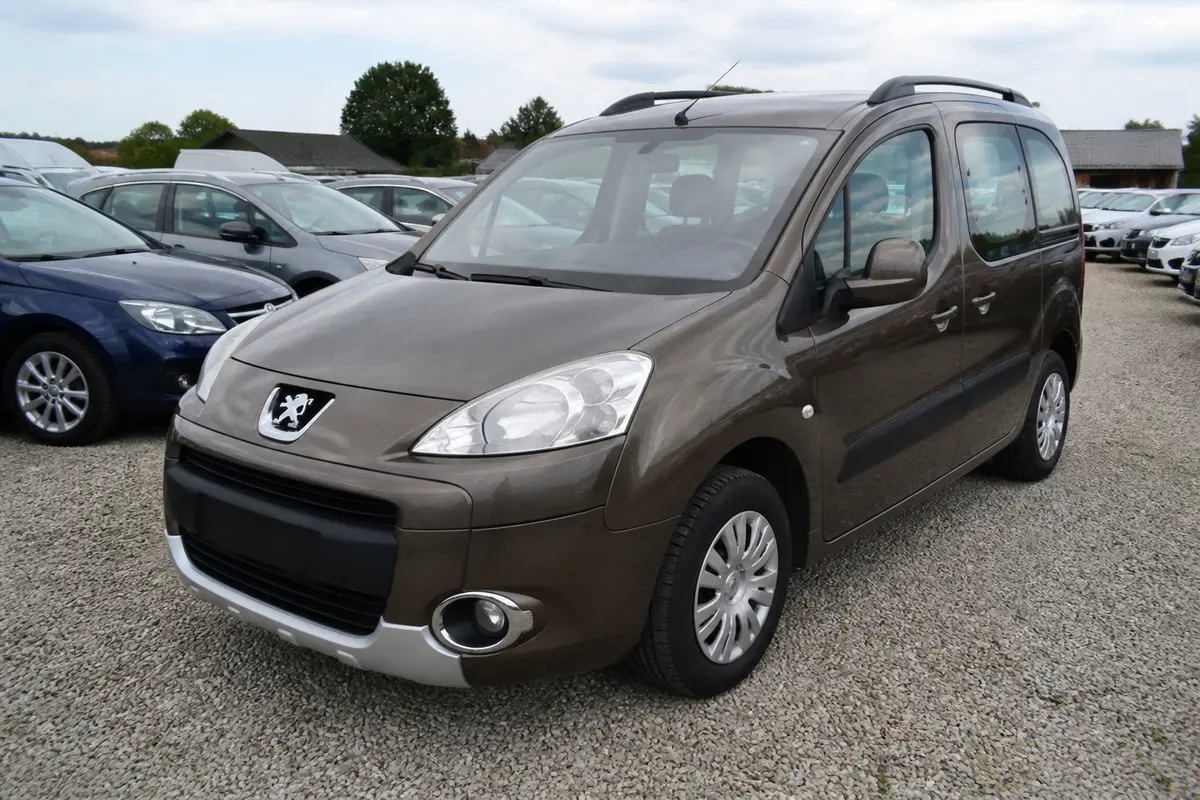 Véhicules d'occasion, Peugeot Partner Tepee brun, garé sur un terrain de vente automobile