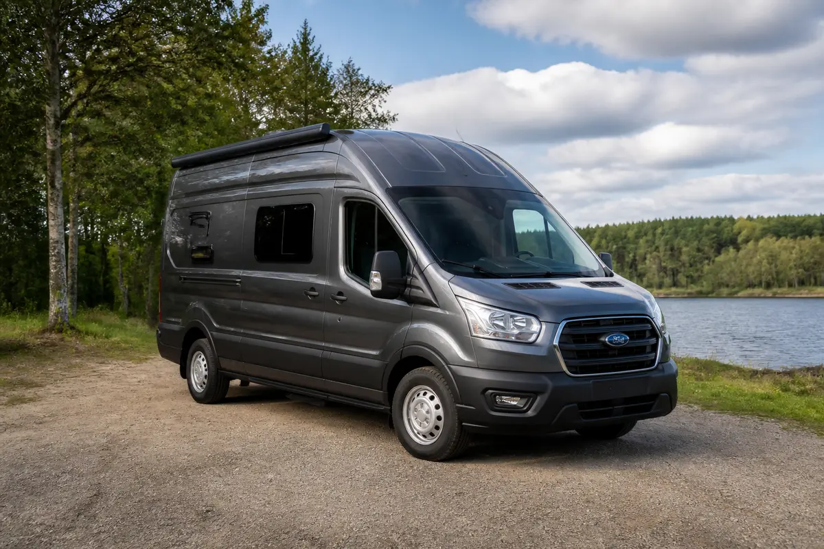 Camping-car gris stationné en pleine nature près d'un lac, modèle Rimor Van 238