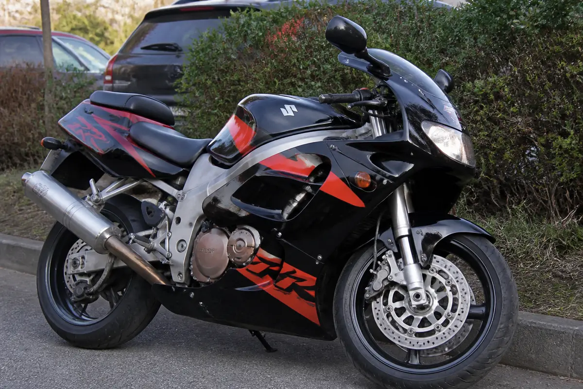 Suzuki 600 RF R : fiche technique, avis et pièces d’origine 2026
