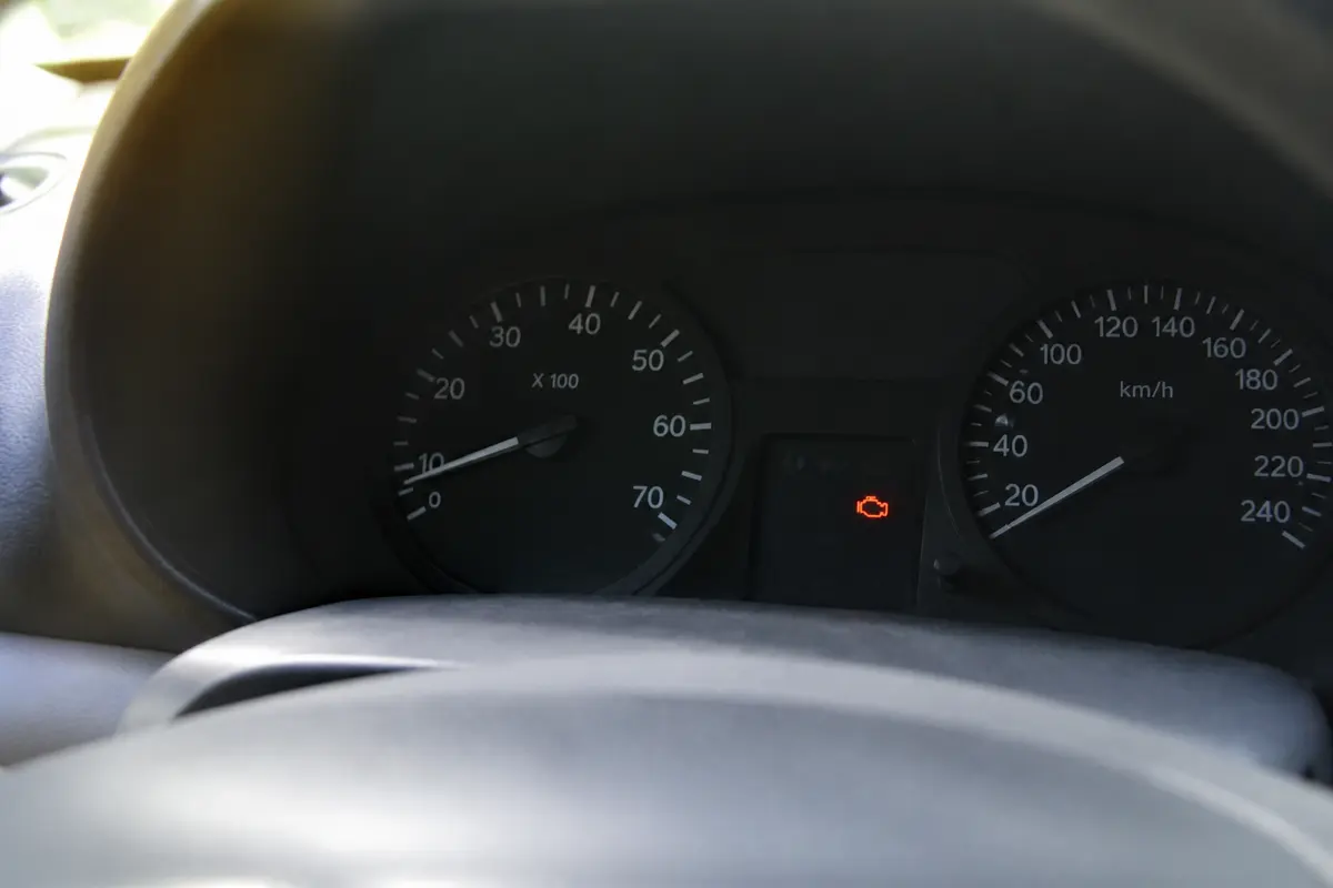 Voyant service Clio 2 : causes, diagnostic et solutions rapides