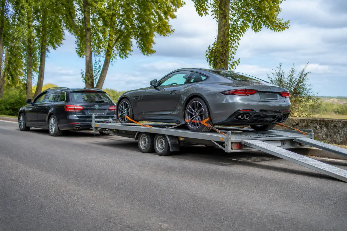 Transporter une voiture sur remorque : prix, légal et conseils