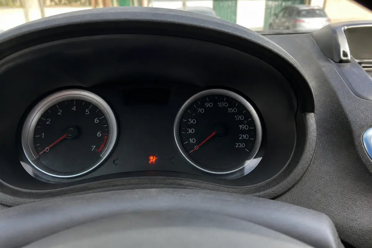 Voyant airbag Clio 3 : causes, diagnostic et solutions faciles
