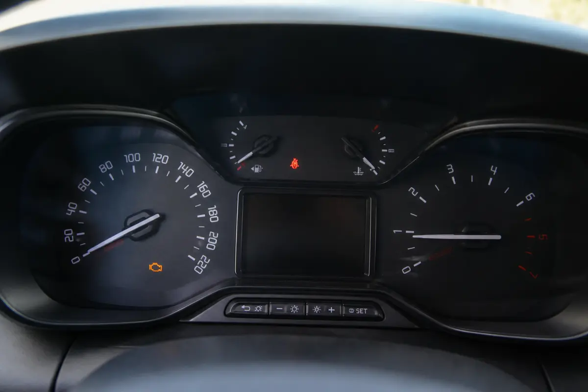 Voyant orange tableau de bord Citroën C3 : Que vérifier ?