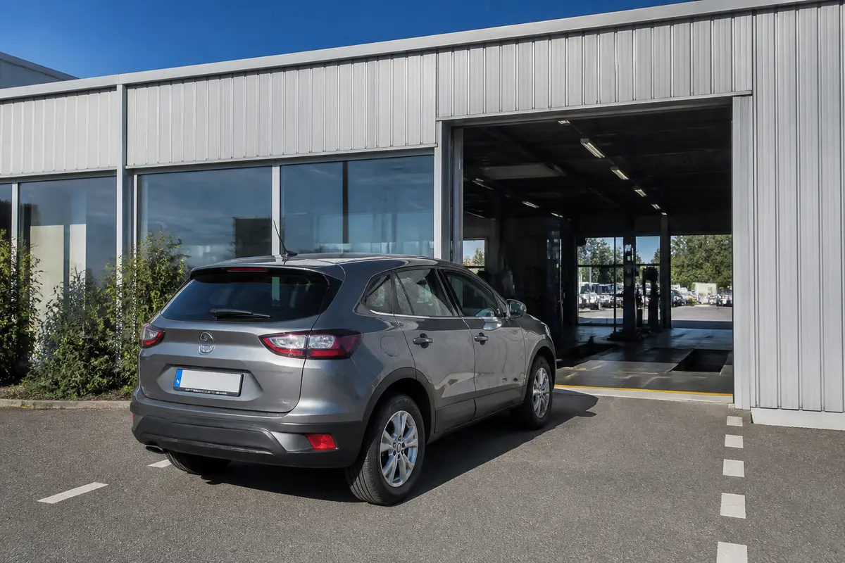 SUV gris devant centre inspection avec contrôle technique expiré