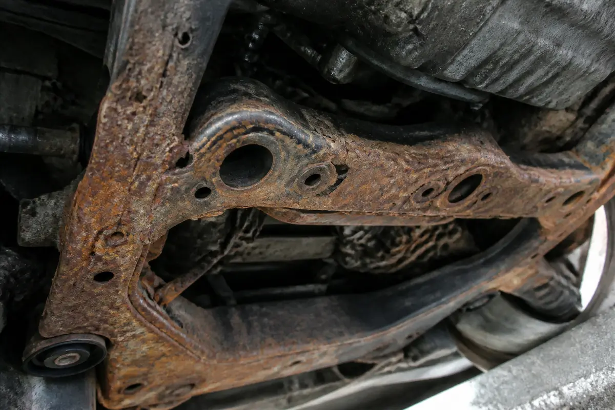 Berceau de voiture fortement endommagé par la corrosion du berceau sous un véhicule.
