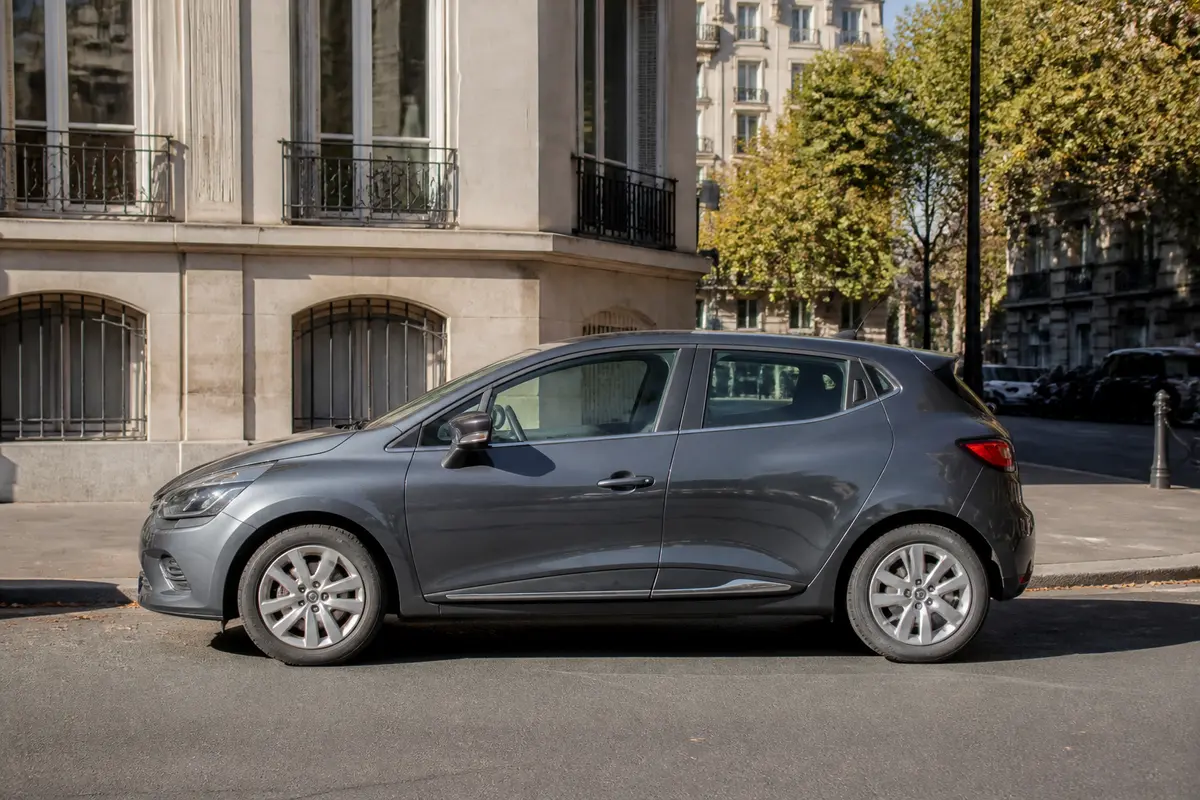 Vue latérale de la Renault Clio 4 grise illustrant les dimensions d’une Clio 4