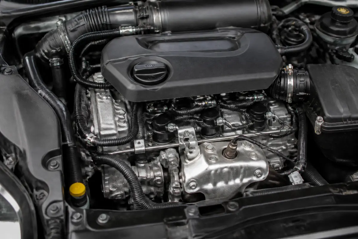 Gros plan du moteur d'une Mini Cooper moderne avec câbles et composants visibles