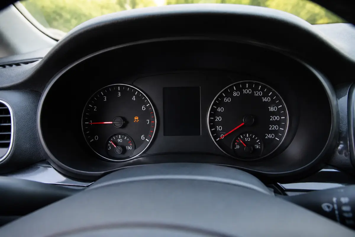 Tableau de bord de voiture avec voyant ESP allumé indiquant une perte de puissance.
